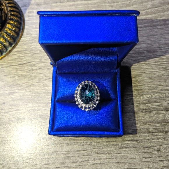 New 925 Sterling Silver Ring with Brazilian Green Simulated Diamond. - Picture 2 of 9